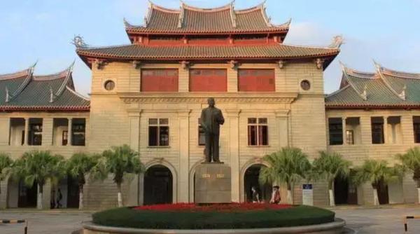 到了嘉庚纪念馆,除了缅怀陈嘉庚先生外,还能到鳌园和嘉庚公园走一走.