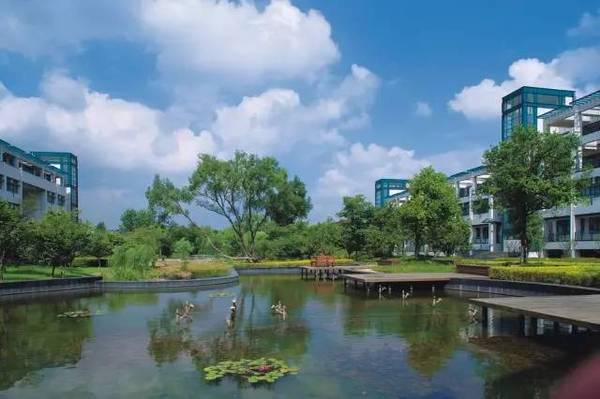 浙江大学西溪校区 近西溪湿地,环境自然是没话说,水也极其灵秀,青山