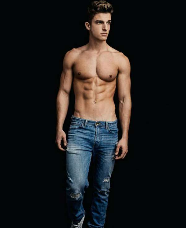 腹肌帅哥抗击打图片