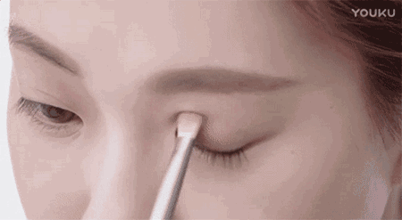 尾 制造眼睛的深邃度 减弱粉色引起的的膨胀感 沿着眼型自然拉长眼线