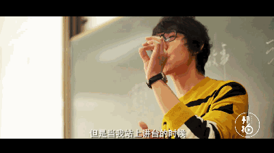 课上的赵老师像个登台献艺的亢奋演员,大学课堂逃课者万千,睡觉者