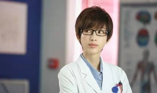 剪短了头发,戴起了黑框眼镜,成功出演了女主角欧阳雨露