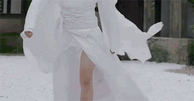 自带ps功能的开叉裙也显腿粗?这次志玲姐姐做了一次错误示范