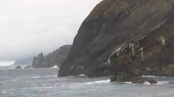 惊涛拍岸,山岛竦峙,几百年前发现它的海员,是不能顺利登上岛屿的.