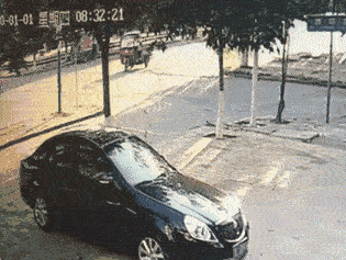 搞笑一下:光天化日之下车震还不怕别人看吗