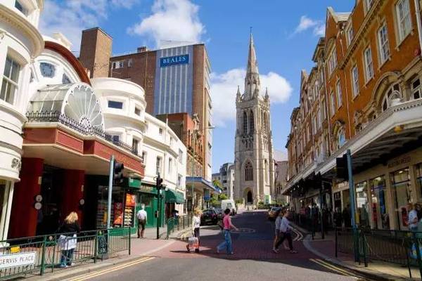 伯恩茅斯(bournemouth 位于英国南部的海边小镇,拥有美丽的沙滩,是