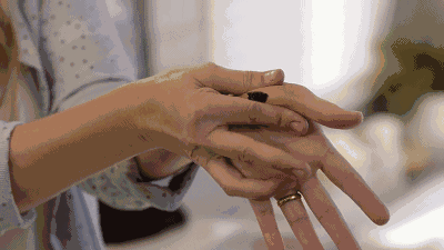 性格大变后的女主对世界充满了从未有过的活力和激情,最可笑的是,在