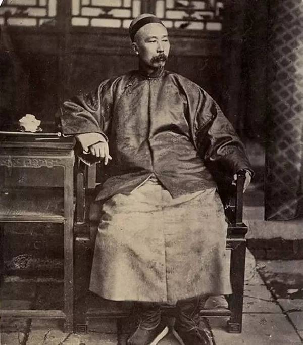 李鸿章(1823年-1901年),晚清重臣,自称"裱糊匠",人们对他褒贬不一