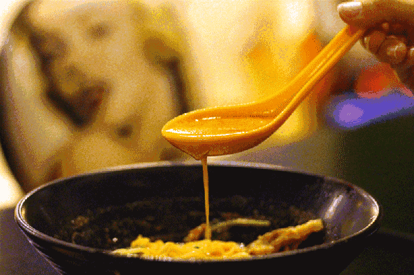 汤底类似冬阴功汤,不过加了淡奶的缘故,没有那么重口味