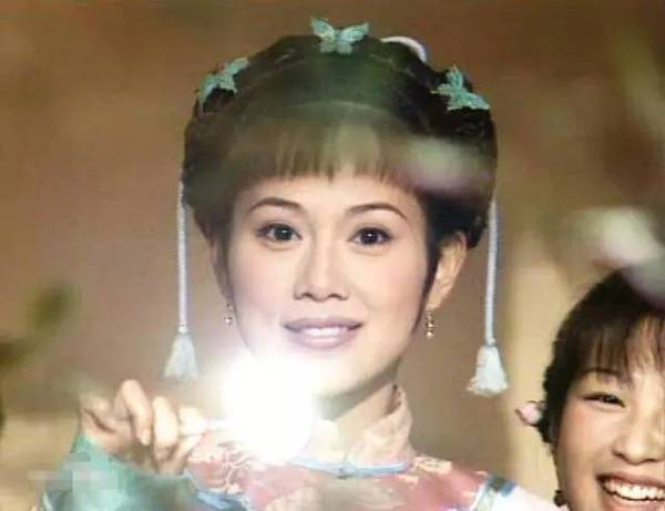 1999年在《金玉满堂》中扮演岳心如之后更是在《金装四大才子》中扮演