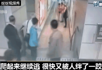 男子地铁车厢随地吐痰还不听劝,上海阿姨光火了