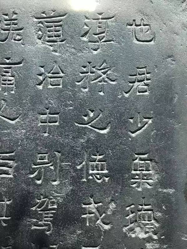 1852年移置曲靖城内,现存于曲靖一中爨轩内爨碑亭