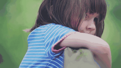 iris 喜欢听古典音乐,并知道所有的乐团乐器,尤其爱小提琴,听到动情处