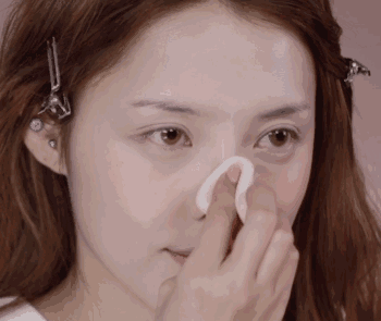 眼线膏更为方便,因为这一类膏状产品能够比较轻易的调节力度,不会下手