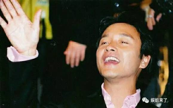 很多人其实不知道哥哥张国荣也是断掌吧?