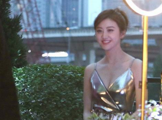 大美女景甜又上了热搜榜,不是她有了男友,也不是她拍激情戏,而是她的