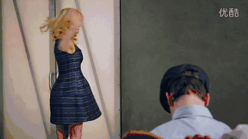 而片名《断线》似乎并不仅仅是指在虚拟世界遭遇的一切, 而是讽刺在