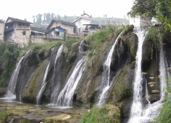 景区内三千奇峰拔地而起,八百溪流蜿蜒纵横,景色奇,秀,幽,险,被誉为"