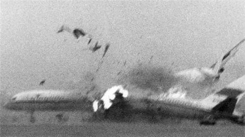波音737客机被撞爆炸