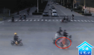 惨!胡集两辆摩托车相撞,车直接翻到沟里,人当场死亡