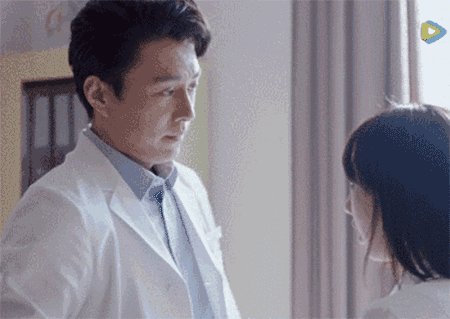 之前完结的《外科风云》里面,靳东给白百合用手术刀修眉的方式都记得