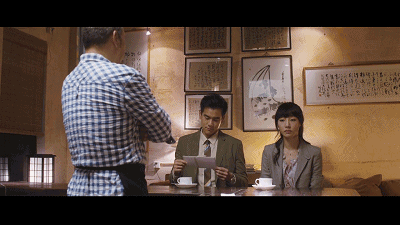 狗血剧情第一波来了,李行约何俏俏去分手的那家餐馆,把请帖递给她.