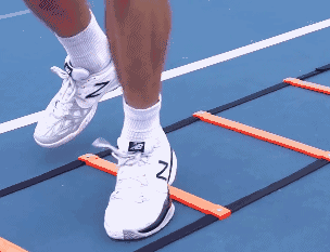 接着,一脚先出,另一脚再出.要求轻快,流畅. 目的:发展步频和节奏感.