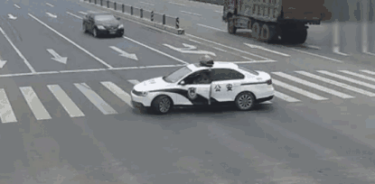 成都警车霸气拦路?这样的行为一定要