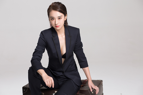 穆婷婷黑魅西装写真曝光 "深v"性冷玩转极致魅惑
