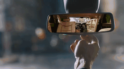 在高清流媒体后视镜上还采用了视频同步传输及防眩目的专利技术,即使