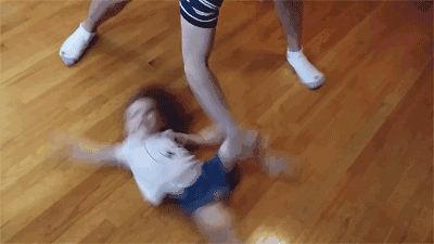 搞笑gif:一只吃樱桃的小白兔,场面十分血腥
