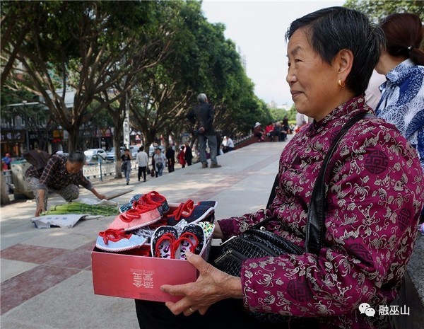 73岁老奶奶专做手工绣花鞋,你猜她年轻了多少岁?