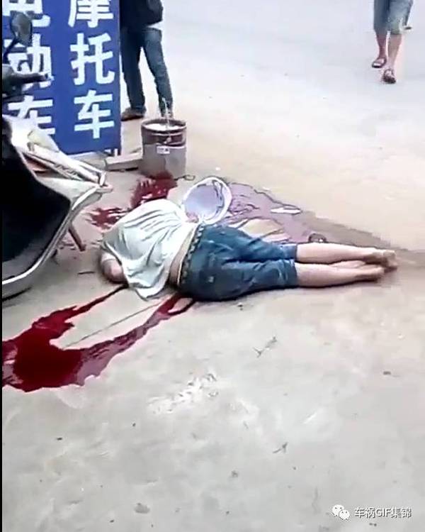 嫌给钱慢 街头砍死父母?现场照片曝光!