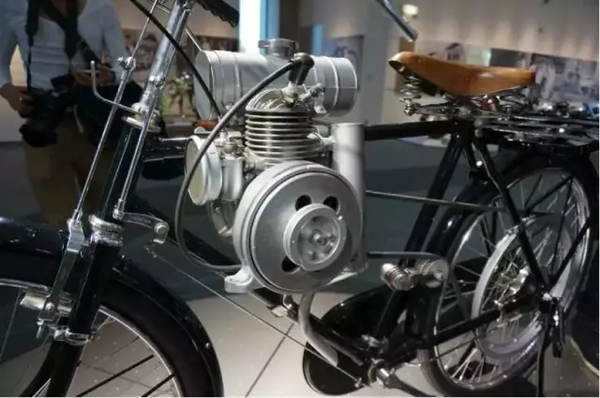 honda摩托车的鼻祖---助力自行车(1946年) honda小飞人首现——honda