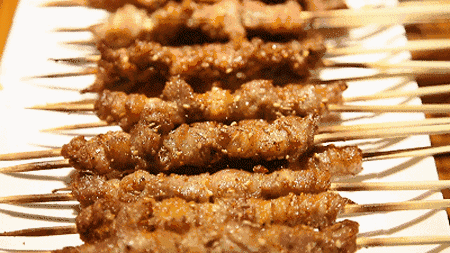 这家的羊肉串特别特别大,吃了这么多家餐馆,这里是我见过的肉量最充足