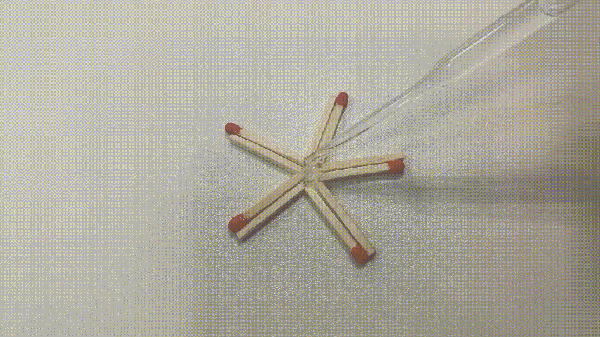 会发现五角星开始慢慢向周围分散开来,弯折的火柴向外移动起来了