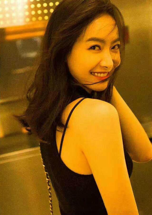宋茜港味街拍风格像倪妮,不知是胸太小还是手臂粗
