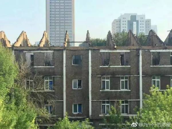 昨晚,天津中医药大学租借的天津大学卫津路校区学生宿舍35斋起火.