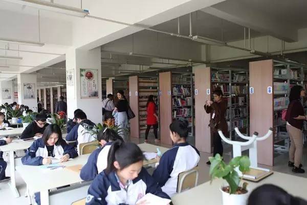 学校的图书馆,什么时候去都有人啊,所以说我们昆十中的学生就爱学习爱