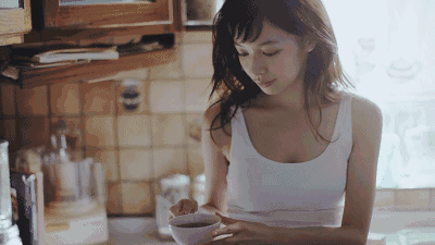 除了日杂美妆,森妹还经常拍摄cm,很多时候都是以标准日系小清新风格