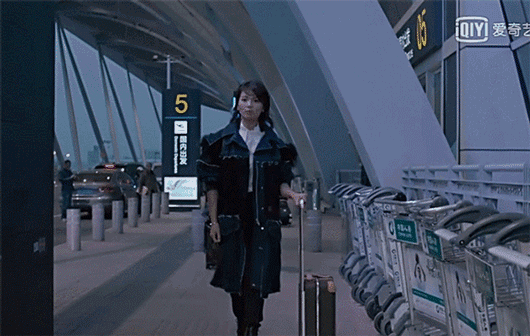 01 安迪度假回国时穿的这件帅气逼人的外套 来自小众品牌sacai2016