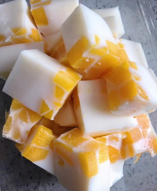 芒果牛奶布丁 备料:芒果,纯牛奶,白糖,吉利丁片