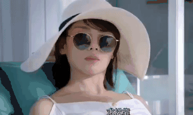 所以我们除了看到安迪变换几套长裙外,出镜频率最高的就是这个eugenia