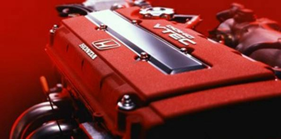 1995年本田推出了全新的Integra Type-R车型DC5,它搭载了大名鼎鼎的K20系列红头发动机,性能比DC2更上一层楼。不过车聚君认为DC5虽然换装了性能更强的发动机,但它实际是被削弱了。 DC5放弃了DC2上使用的双叉臂式前悬挂而改用麦佛逊式,从结构上来看操控性能应该会收到影响的,但是本田再一次让车聚君明白悬挂结构只是一小方面,调教才是最重要的,DC5依然是当年的前驱霸主。 三、意义不明的名字--CL1CL7 Euro-R是雅阁系列搭载红头发动机的高性能版本。作为高性能中型车,Euro-R没