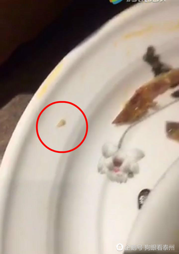 吃了一半,鸡骨头吐了半盘的时候,许女士发现她的盘子里有个白色的东西