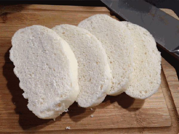 蛋液中也可添加少许炼乳,就成了奶香馒头片.