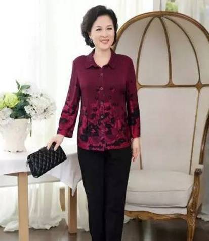55岁烫什么卷发显年轻,2020短发烫发发型减龄 会显得年轻精神很多呢,剪短的头发发尾烫成卷发,打理成分头短烫发发型