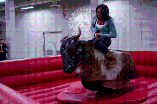 既然是西部牛仔主题 撩人热辣的美女牛仔舞团开场的时候,记得要擦擦