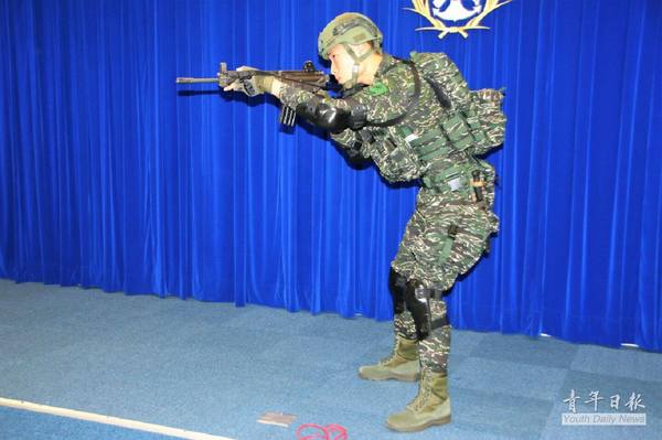 台军基地部队士兵展示新式的虎斑数码迷彩野战服.
