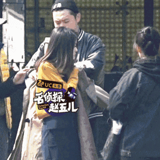 杨玏街头打喷嚏狂蹦跶?张雪迎补妆要求高照手机抠鼻